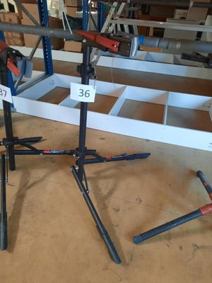deux skis posés sur une table