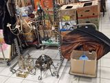 beaucoup d'articles qui traînent par terre dans le magasin