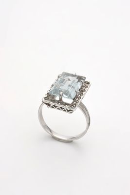 une image d'une bague sertie d'une topaze bleue