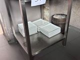 une table sur laquelle sont posées des assiettes, chacune portant un numéro