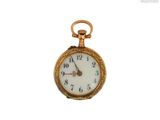 une montre de poche en or avec un cadran blanc sur fond blanc
