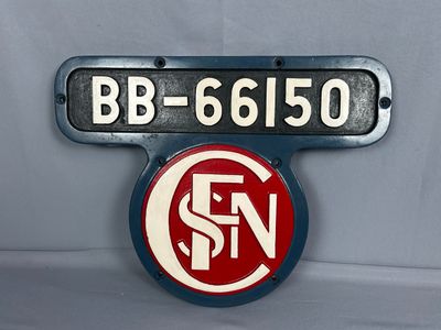 un gros plan d'une plaque d'immatriculation sur laquelle figure la lettre « s »