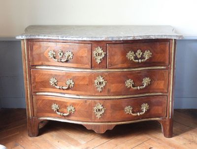 une commode en marbre dans le coin d'une pièce