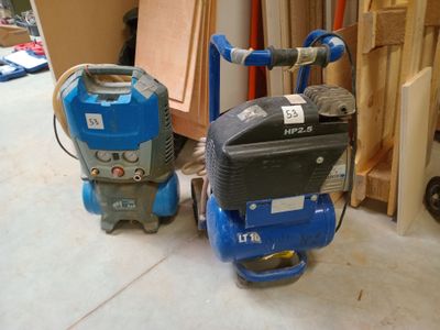 deux compresseurs d'air posés côte à côte sur le sol
