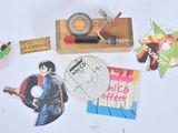 divers objets posés sur une surface blanche