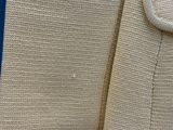 un gros plan sur un pull orné d'un bouton