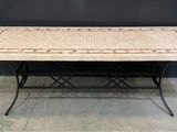 une image représentant une table avec un plateau en carrelage