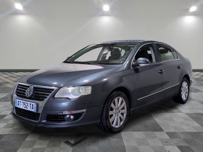 la volkswagen passat est garée sur un carrelage à carreaux