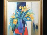 des tulipes jaunes dans un vase bleu sur fond noir