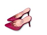 un gros plan sur une paire de chaussures roses sur fond blanc