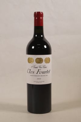 une bouteille de vin posée sur une table