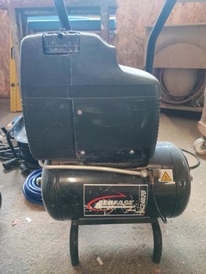 un compresseur d'air noir posé sur une table