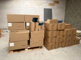 de nombreux cartons empilés sur des palettes dans un entrepôt