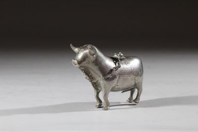 figurine en argent représentant une vache avec une selle sur le dos