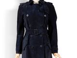 une photo d'un mannequin vêtu d'un manteau et d'une jupe bleus