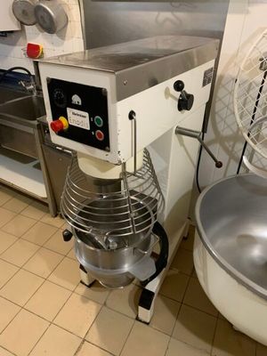 une photo d'une cuisine avec un mixeur et un ventilateur