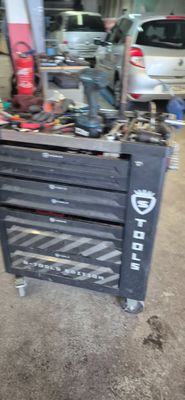 une photo d'une boîte à outils dans un garage