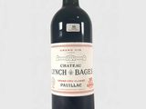 une bouteille de vin posée sur une table