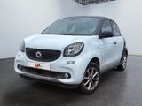 La Smart est garée dans une pièce blanche au sol noir.