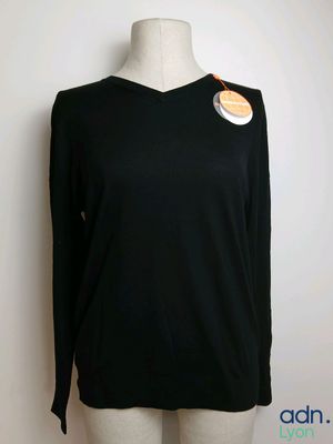 Haut noir à col en V et manches longues, avec un patch dans le dos