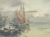 de nombreux bateaux sur l'eau, avec le ciel en arrière-plan