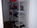 une pièce avec une étagère sur laquelle sont posés de la vaisselle et des assiettes