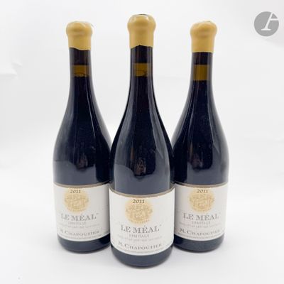 trois bouteilles de vin posées sur une surface blanche