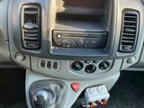 un tableau de bord de voiture équipé d'une radio et d'autres appareils électroniques