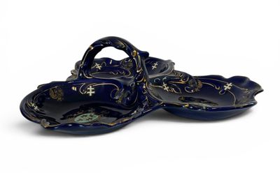 deux assiettes bleues ornées de motifs dorés sur fond blanc