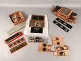 un grand nombre d'objets posés sur une table
