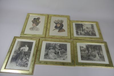 six photos encadrées représentant des femmes coiffées de chapeaux et vêtues de robes sont exposées sur une table