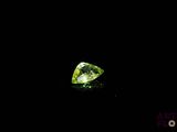 un gros plan d'un diamant vert sur fond noir