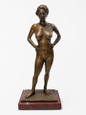 une image représentant une statue en bronze d'une femme debout sur un socle en marbre