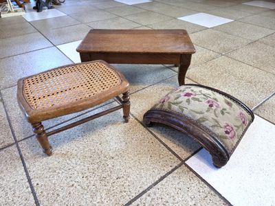 deux chaises et une table posées à même le sol dans une pièce