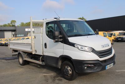 un camion blanc garé dans un parking