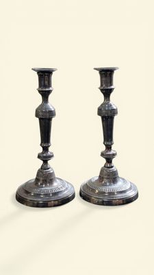 Paire de bougeoirs de table en bronze à patine argenté, les …