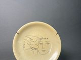 une image représentant une assiette sur laquelle est dessiné un oiseau