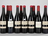 six bouteilles de vin rouge alignées sur une table