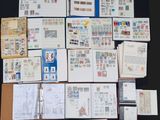 de nombreux types de timbres différents sur les pages d'un livre