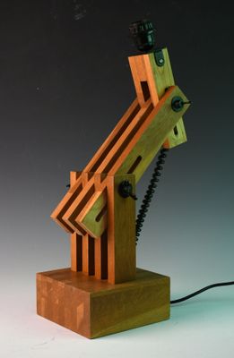 une lampe en bois surmontée d'une structure en bois