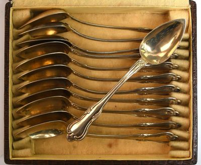 beaucoup de cuillères dans une boîte posée sur la table