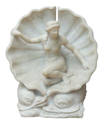 statue d'une femme assise sur un coquillage, tenant un poisson à la main