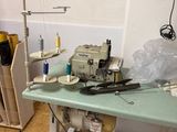 une machine à coudre posée sur une table dans une pièce