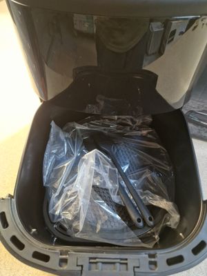 une poubelle dans laquelle se trouvent tout un tas d'outils