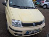 une voiture jaune garée sur un parking à côté d'autres voitures
