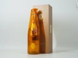 une bouteille de liquide posée à côté d'une boîte sur une table
