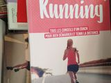 un livre sur la course à pied posé sur une étagère d'une bibliothèque