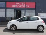 une petite voiture blanche garée devant un hôtel
