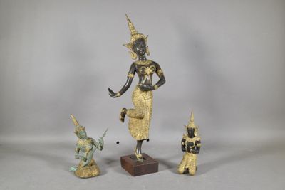 une statue représentant une femme tenant une épée et trois autres statues