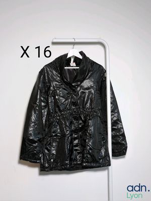 une photo d'une veste noire suspendue à un cintre blanc